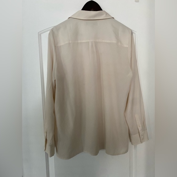 Banana Republic cream button up blouse with pockets - Picture 5 of 6